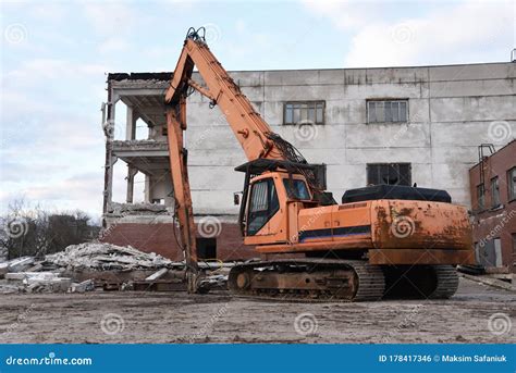 mini excavator demolition|demolition buildings with excavator.